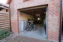 große Garage mit Spitzboden