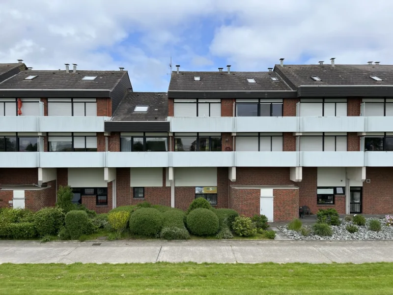 Hausansicht vom Deich - Wohnung kaufen in Wangerland / Schillig - Entspannung pur! Am Sandstrand von Schillig mit Meerblick