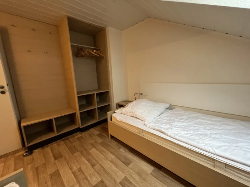 großes Schlafzimmer DG