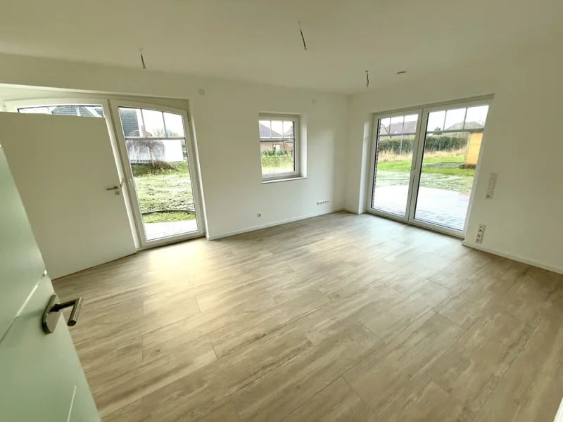 Wohnzimmer - Wohnung mieten in Wangerland / Hohenkirchen - Neubauwohnung im Erdgeschoss mit großer Garage und Garten