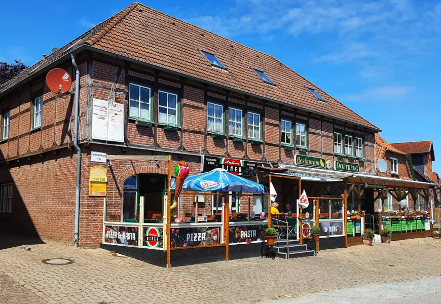 Straßenfront mit Restaurantterrassenassen bearbeitet