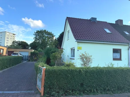 Außenansicht - Haus kaufen in Neustadt in Holstein - Modernisierungs-bedürftige Doppelhaushälfte