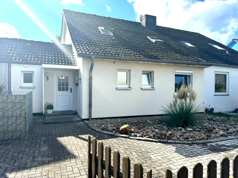 Außenansicht - Haus kaufen in Lübeck / Kücknitz - Modernisiertes Reihenhaus mit vielen Annehmlichkeiten