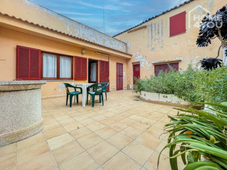 EG Patio mit Brunnen - Haus kaufen in Santa Margalida - Mallorca, Attraktives Stadthaus, 249qm, 4 SZ, 2 BZ, 2 Etagen, Gäste-Appartem, Patio, Brunnen, Terrasse, Garage