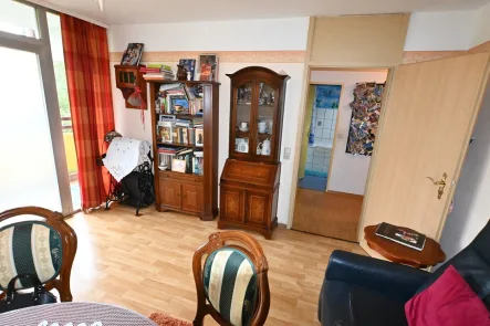 Wohnzimmer - Wohnung kaufen in Neunkirchen/Saar - Gepflegte Etagenwohnung mit Balkon in Neunkirchen zu verkaufen