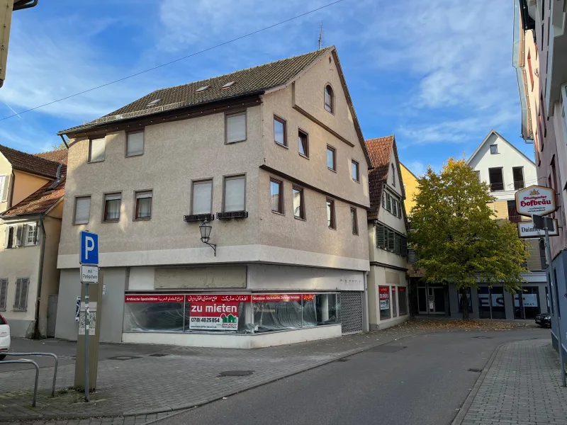 Schaufenster von mehreren Seiten sichtbar