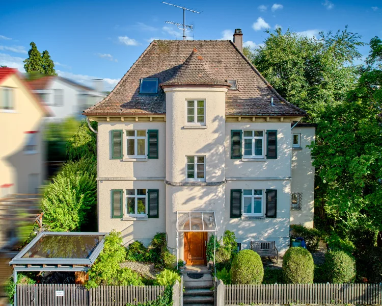 Frontansicht - Haus kaufen in Schorndorf - Charmantes Ein- bis Zweifamilienhaus in bevorzugter Lage auf sonnigem Grundstück