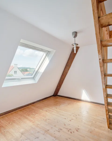 Zimmer 1 im DG. mit Treppe zum Speicher