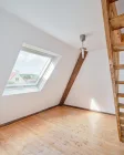 Zimmer 1 im DG. mit Treppe zum Speicher