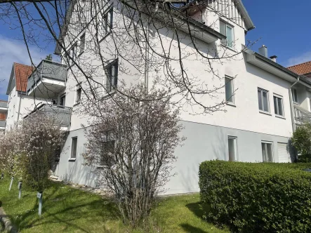 Blick vom Parkplatz - Wohnung kaufen in Wilkau-Haßlau - 2- Zimmer mit Terrasse