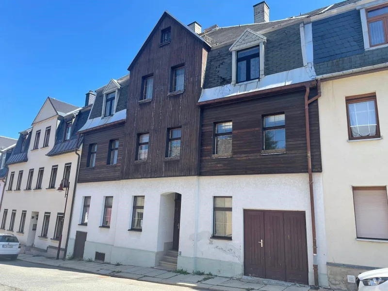 Außen Straßenseite_1 - Haus kaufen in Annaberg-Buchholz - Mehrfamilienhaus in Buchholz mit Ausbaupotential