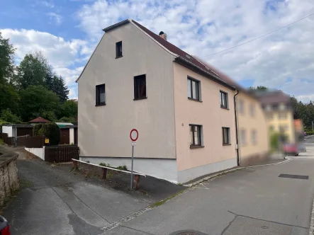 Blick von Straße - Haus kaufen in Lunzenau - Charmantes Wohnhaus mit viel Platz!