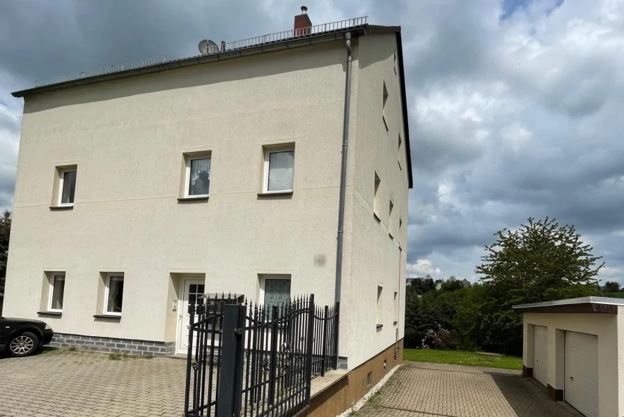 Ansicht mit Einfahrt - Haus kaufen in Mülsen - Hier zahlen die Mieter den Kredit.