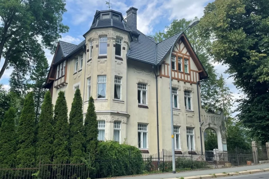Außen Straße_1  - Haus kaufen in Annaberg-Buchholz - Einmalige Villa im Herzen von Annaberg-Buchholz