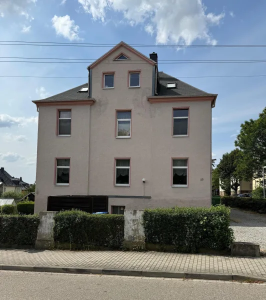 Straßenansicht  - Wohnung mieten in Hartmannsdorf - Ruhig gelegene Wohnung mit Garten & Garage in Hartmannsdorf bei Chemnitz