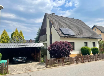 Straßenseite - Haus kaufen in Schneeberg - Familienfreundliches Einfamilienhaus in bester Wohnlage