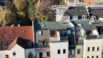 linke Dachterrasse und Balkon