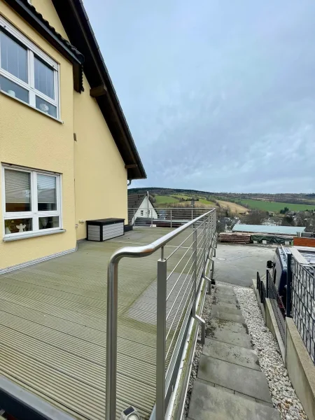 Aussen Terrasse über Carport