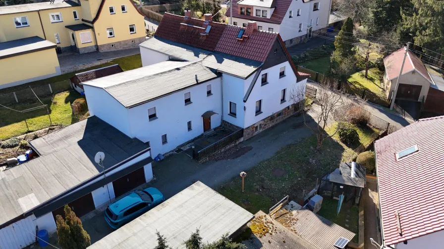 Gesamtansicht mit Garagen - Haus kaufen in Wilkau-Haßlau - Einfamilienhaus mit schönem Grundstück