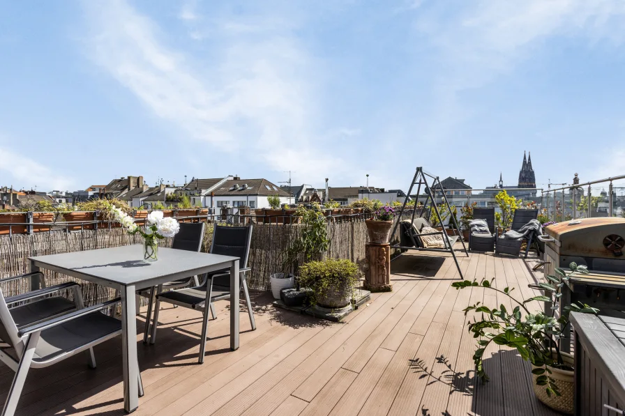 Maisonette mit Sonnenterrasse - Wohnung kaufen in Köln - Charmante Maisonettewohnung in saniertem Altbau mit Dachterrasse & Domblick am Mediapark!