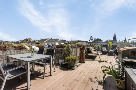 Maisonette mit Sonnenterrasse - Wohnung kaufen in Köln - Charmante Maisonettewohnung in saniertem Altbau mit Dachterrasse & Domblick am Mediapark!