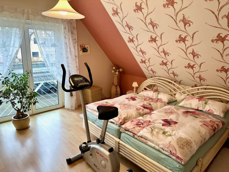 Schlafzimmer (DG)