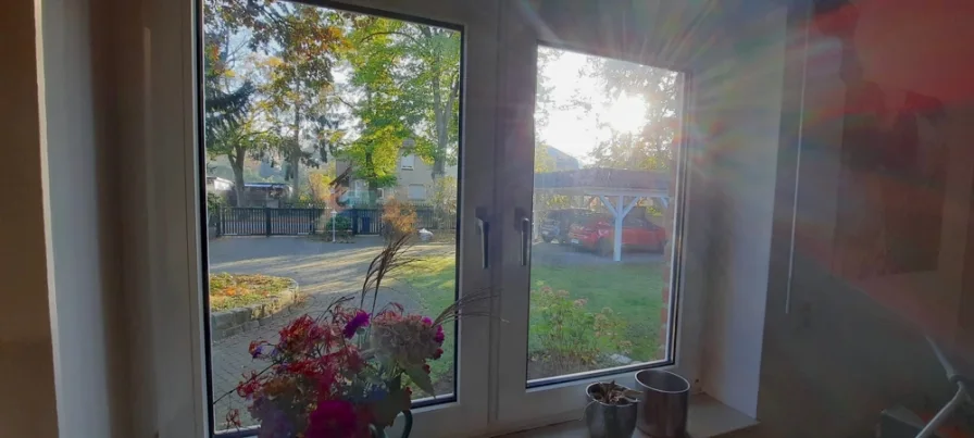 gepflasterte Zufahrt mit Stellplätzen und Doppelcarport