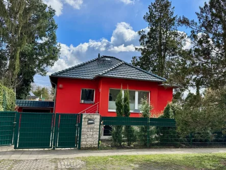 Straßenansicht - Haus kaufen in Berlin - Verkauft! Liebevoll modernisiertes Schmuckstück mit viel zusätzlicher Nutzfläche im Untergeschoss!