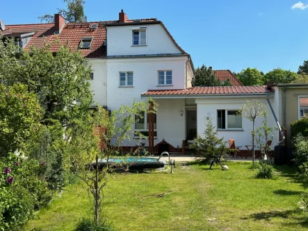 Gartenansicht - Haus kaufen in Berlin - Verkauft: Denkmalgeschütztes Reihenendhaus am Rand des Märchenviertels