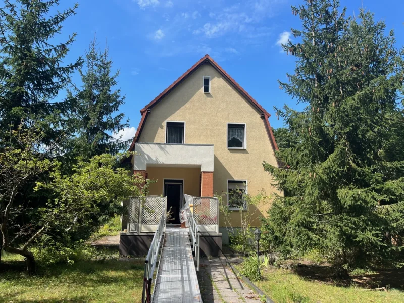 Straßenansicht - Haus kaufen in Berlin / Rahnsdorf - Verkauf - Solides Haus mit viel Gestaltungspotential