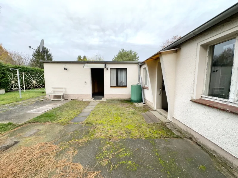 Nebengelass (Waschküche) und Garage