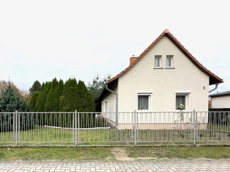 Straßenansicht - Haus kaufen in Rüdersdorf - Verkauft: Erweiterungsfähiges Einfamilienhaus mit großzügigem Nebengelass in Hennickendorf!