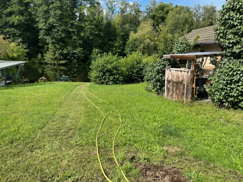 wasserseitige Gartenfläche