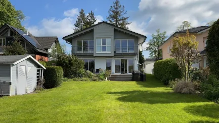 Gartenansicht - Haus kaufen in Grünheide - Traumhaftes Haus am Peetzsee mit Bootsliegeplatz!