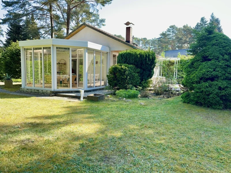 Südwestansicht - Haus kaufen in Grünheide (Mark) / Finkenstein - Wochenend- und Ferienhaus direkt am Waldrand - Perspektiven durch vorhandenen Bebauungsplan!