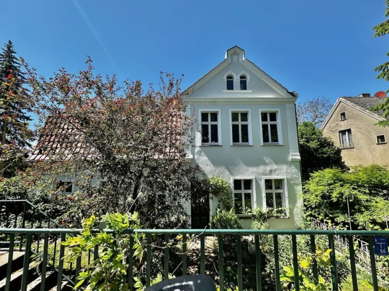 Straßenansicht - Haus kaufen in Buckow - Buckow: Charakter und Stil treffen Idylle am Griepensee im Naturparadies Märkische Schweiz!