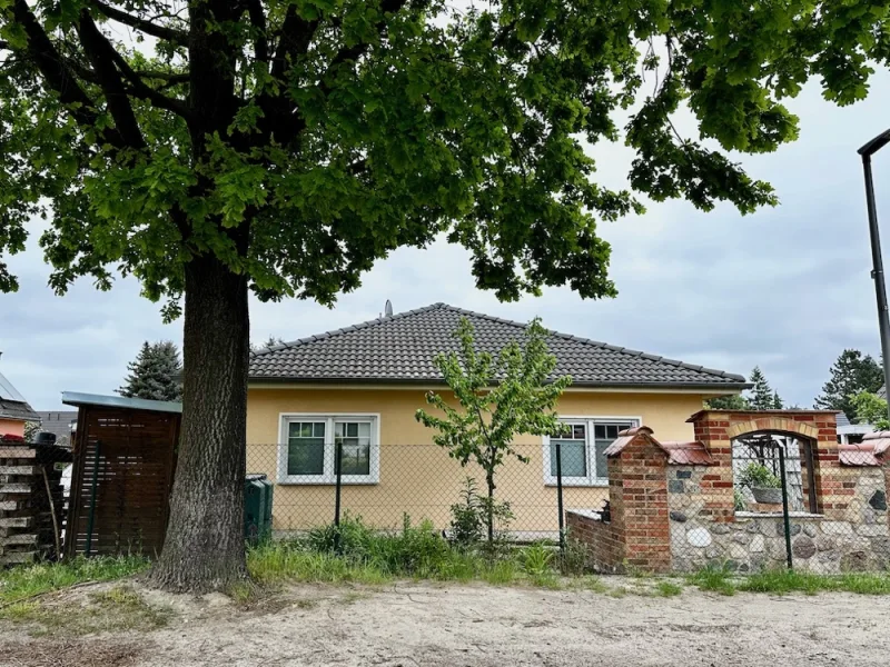 Straßenansicht - Haus kaufen in Berlin - Einfamilienhaus im Bungalowstil in Berlin-Bohnsdorf