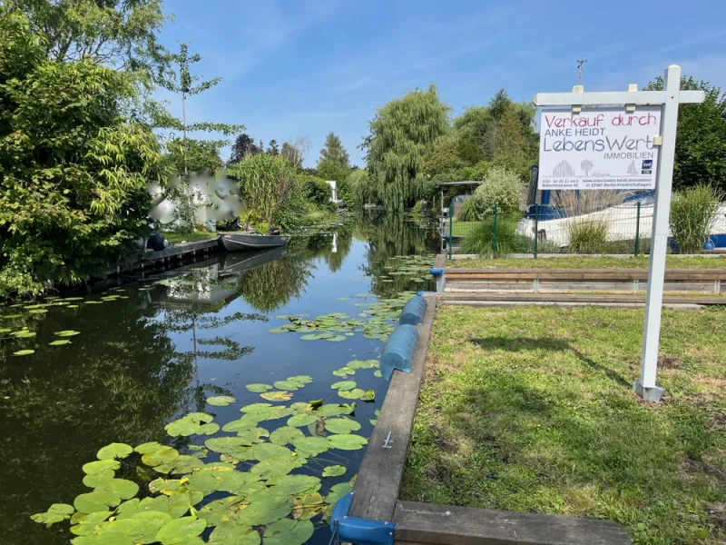 Kanalblick - Haus kaufen in Berlin / Neu Venedig - Reserviert: Freizeitgrundstück mit Hafen, Ferienhaus und Westausrichtung am Kanal in Neu Venedig!