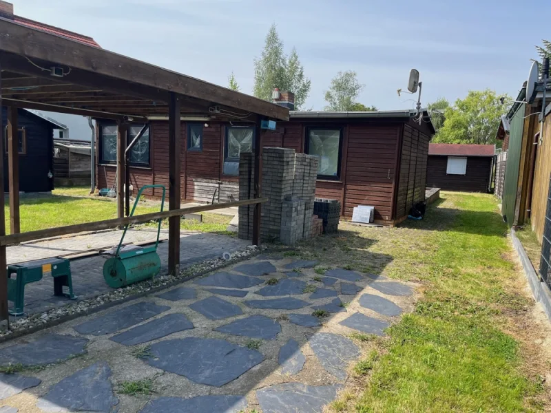 Zufahrt zum Grundstück mit Stellplatz und Carport