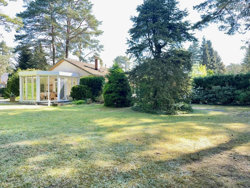 Gartenansicht - Grundstück kaufen in Grünheide (Mark) / Finkenstein - Baugrundstück für großzügiges Einfamilienhaus - z.Z. mit gepflegtem Wochenendbungalow bebaut