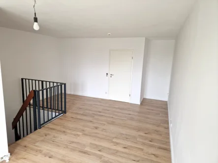 Wohnzimmer (EG) - Wohnung mieten in Fahrland - Maisonette-Wohnung mit Balkon in Westausrichtung und Weitblick ins Grüne!