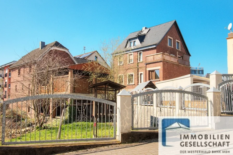 Straßenansicht - Haus kaufen in Altenkirchen - Historisches Zweifamilienwohnhaus mit Nebengebäuden in zentraler Stadtlage