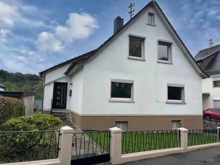 Straßenansicht - Haus kaufen in Altenkirchen - Ein- Zweifamilienhaus in zentraler Lage von Altenkirchen