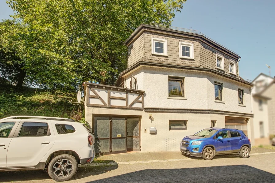 Straßenansicht - Haus kaufen in Wissen - Stadthaus in einer hübschen Seitengasse mit Wohnbalkon und geräumiger Garage