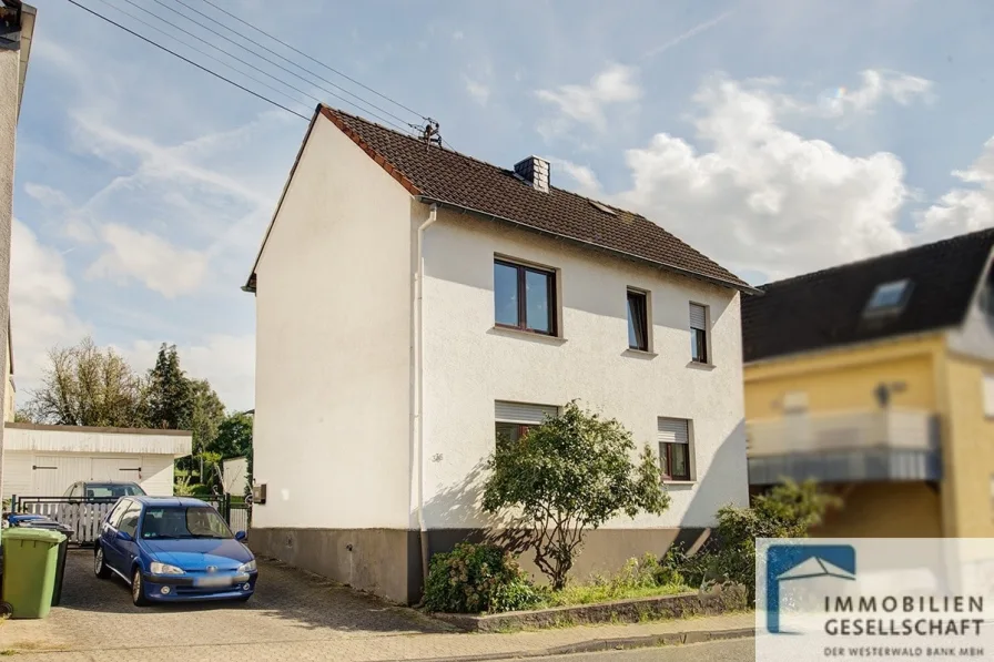 Straßenansicht - Haus kaufen in Melsbach - Hübsches kleines Häuschen mit Gartengrundstück in Ortsmitte von Melsbach!