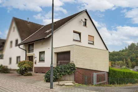 Frontansicht - Haus kaufen in Morsbach - Solides Einfamilienhaus als Doppelhaus mit Garage in sehr schöner zentraler Wohn- und Aussichtslage 