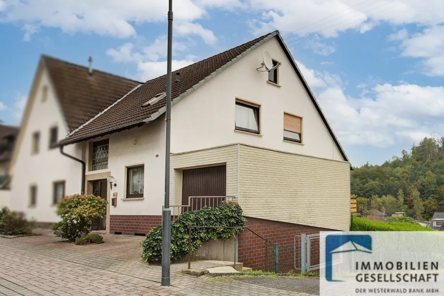 Frontansicht - Haus kaufen in Morsbach - Solides Einfamilienhaus als Doppelhaus mit Garage in sehr schöner zentraler Wohn- und Aussichtslage 