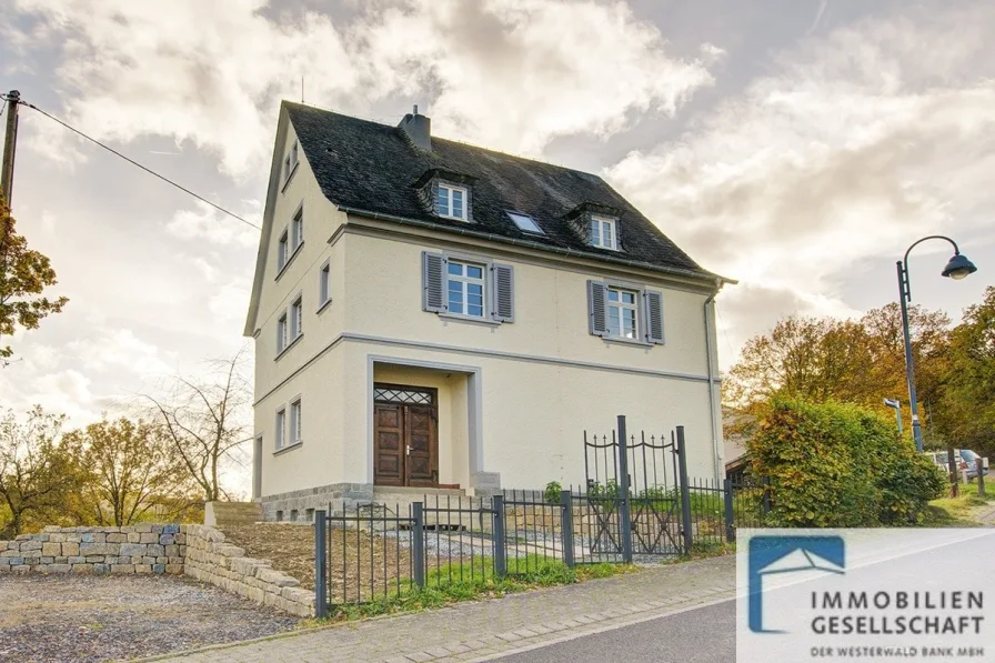 Eingang - Zinshaus/Renditeobjekt kaufen in Montabaur - Kernsanierte Alte Schule im GelbachtalWohnen, Erholen und Kreativität vereinen. 