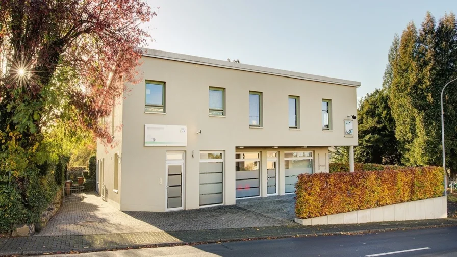 Ansicht Straßenseite - Büro/Praxis kaufen in Hachenburg - Individuelle Gewerbeimmobilie mit jungem , modernem Ambiente in Citylage von Hachenburg! 