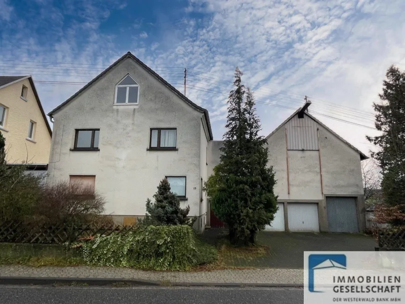 Straßenansicht - Haus kaufen in Dürrholz - Gepflegtes Bauernhaus mit zwei Scheunen und viel Platz!